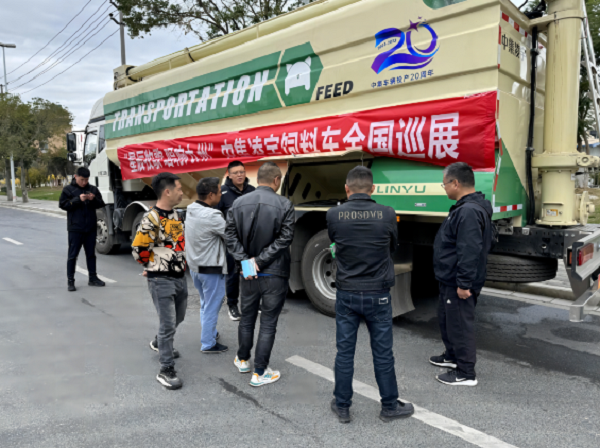 散裝飼料運(yùn)輸車(chē)