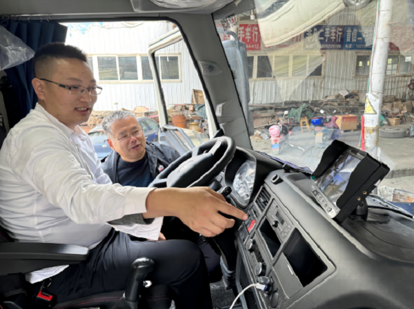 散裝飼料運(yùn)輸車(chē)