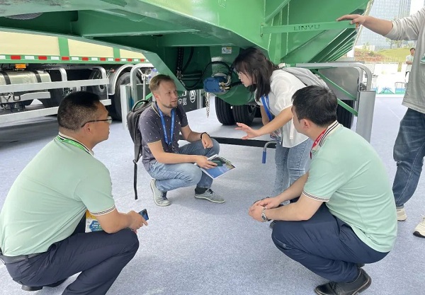 散裝雛禽飼料運(yùn)輸半掛車