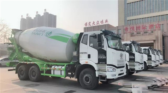 中集凌宇攪拌車進(jìn)駐神秘雪域古城，為當(dāng)?shù)氐慕ㄔO(shè)和經(jīng)濟(jì)發(fā)展奉獻(xiàn)力量